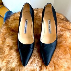 Manolo blahnik satin pump black